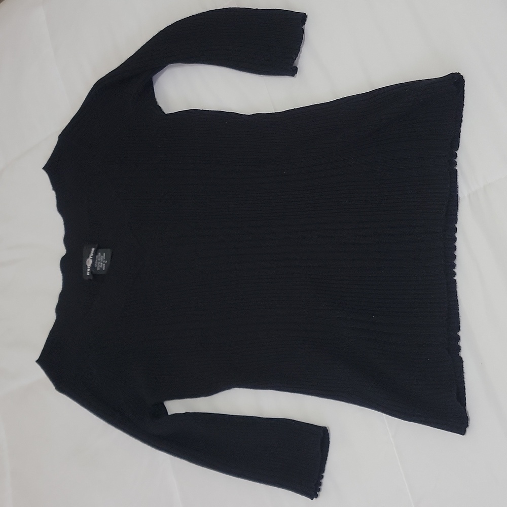 Black VNeck Sweater L